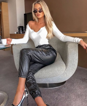 Живу я в самом сердце Москвы, где мои нежные объятия исцеляют души и тела мужчин. 😘
Мои услуги - это уникальное сочетание нежных ласк и страстного удовольствия. Открой для себя мою мастерство в эротическом массаже, который погрузит тебя в океан блаженства. Мои мягкие руки и нежное тело скользят по твоему телу, расслабляя каждую клеточку. 💆♂️
Кроме того, я могу быть твоей открытой собеседницей, которая научит тебя незабываемому искусству любви. Со мной ты сможешь осуществить свои самые сокровенные фантазии. Я погружусь с тобой в мир страсти, удовлетворяя все твои желания. 💏
Мои возможности бесконечны, и мои отзывы говорят о моей первоклассной работе. Пролистай мою фотогалерею, чтобы увидеть мои искусные формы, которые будут только твоими на протяжении нашей встречи. 😍
Не упускай возможность окунуться в мир настоящего удовольствия - приходи ко мне в Москве, и я подарю тебе вечер, который никогда не забудешь. Жду тебя, мой дорогой, чтобы согреть тебя своей страстью и нежностью. 💋 12078, 24 года