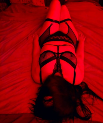 Со мной ты окунешься в мир страсти и нежности. Мое тело твое полотнышко, на котором можешь рисовать своими ласками. Я умею заботиться и удовлетворять твои желания, как никто другой. Мои услуги - это наш маленький секрет, но я обещаю, что ты останешься в полном восторге. 💋 Мои отзывы говорят сами за себя: мои клиенты возвращаются ко мне снова и снова. Выбери меня, и я сделаю твои самые смелые фантазии реальностью. Доверь свои желания кому-то, кто держит все на коротком поводке. Жду тебя, мое чудо! 😉💌 Живу в Москве. 💖 13789, 26 лет